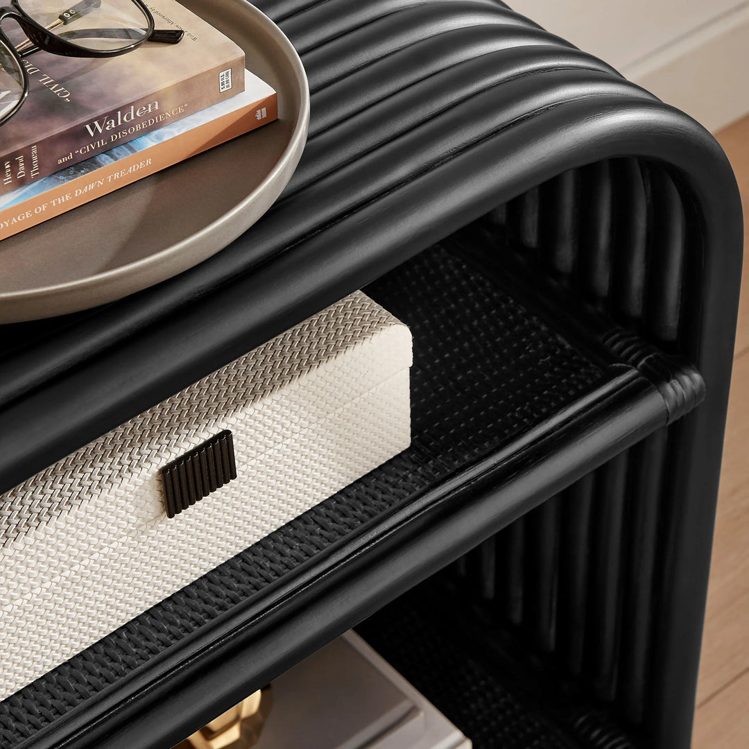 Mesa lateral curva de ratán Laziel