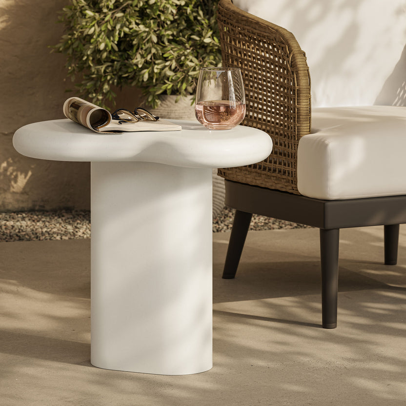 Mesa lateral curveado para exteriores Eithan