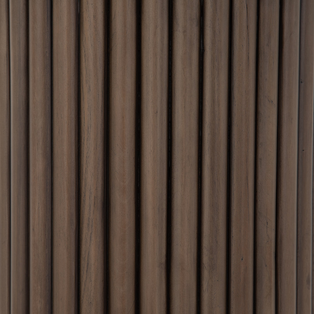 Mesa lateral de madera reclamada Ram juncos verticales.