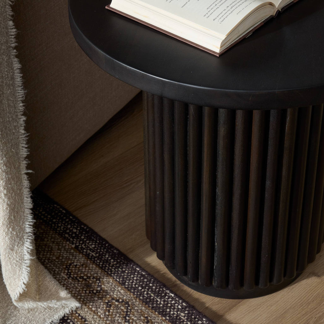 Mesa lateral de madera reclamada Ram