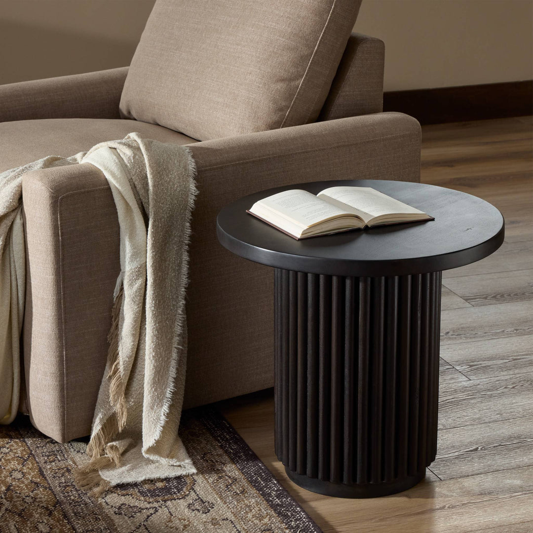 Mesa lateral de madera reclamada Ram