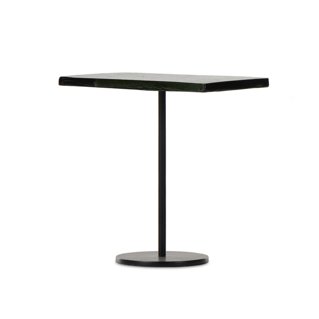 Mesa lateral elegante con base negra y superficie vidrio fundido Mily.