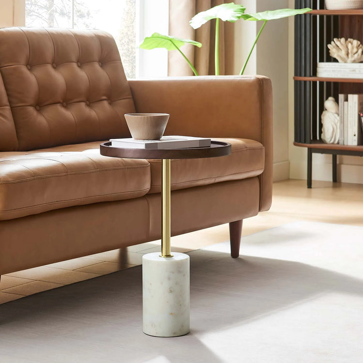 Mesa lateral redonda de madera de Acacia oscura Epira en una sala.