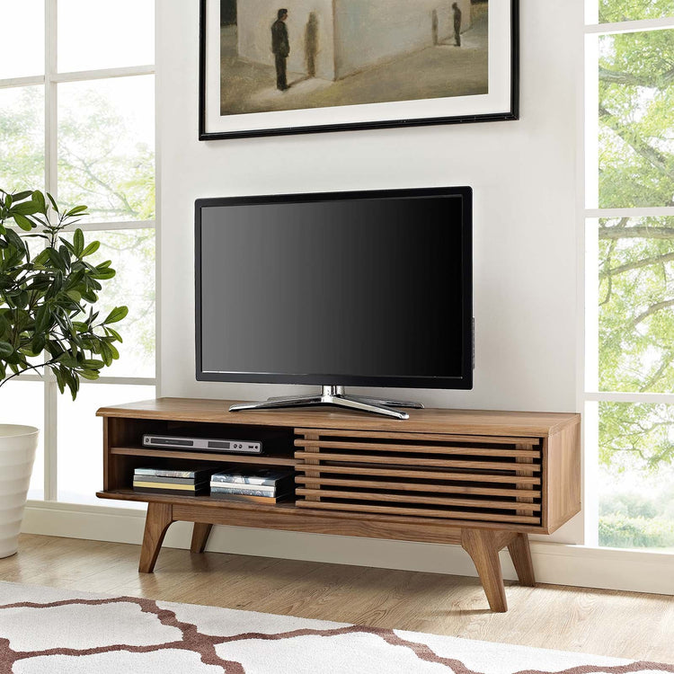 Mueble de 48” para TV Niklas color nogal en una sala.