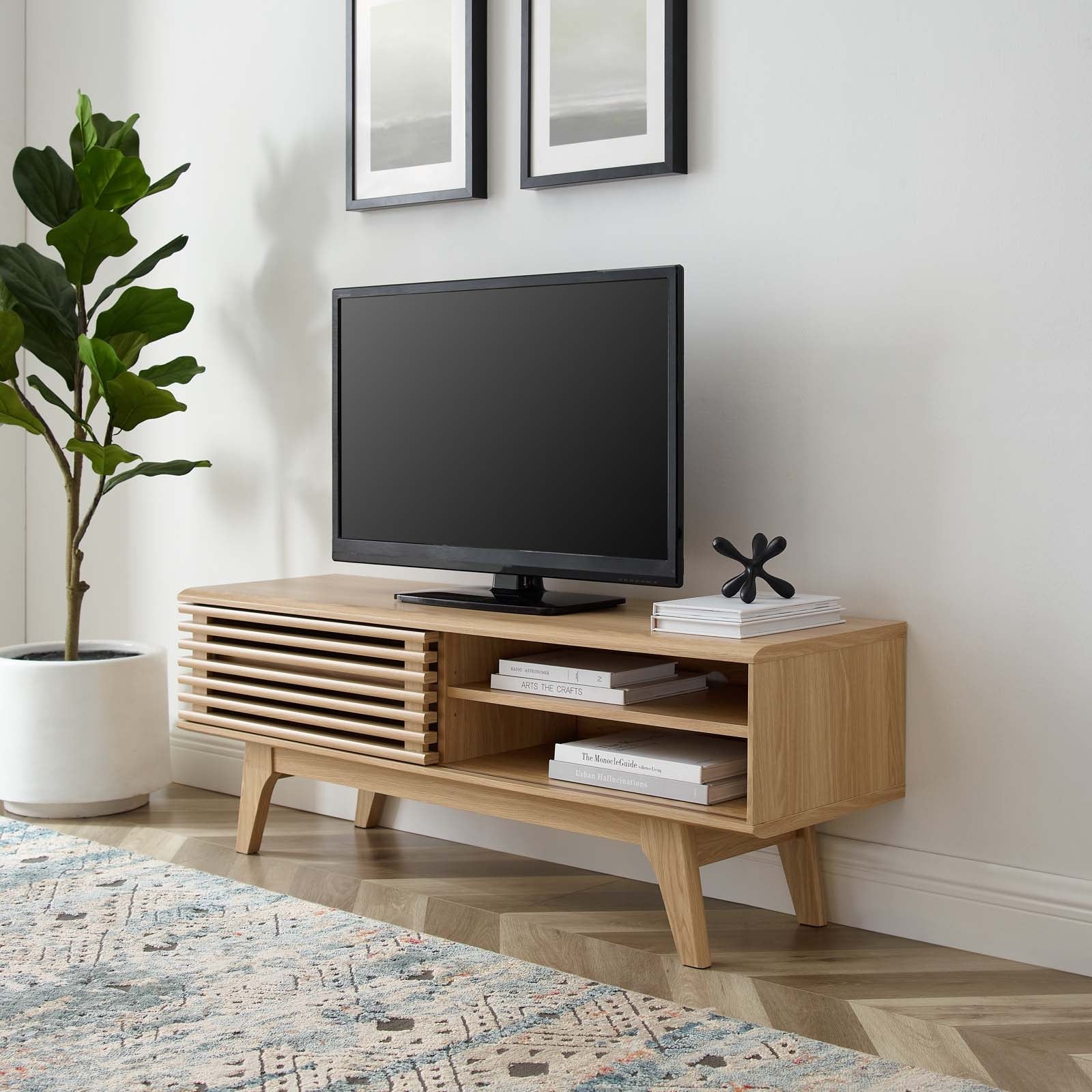 Mueble de 48” para TV Niklas color roble en una sala.