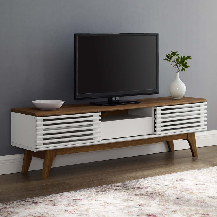 Mueble de 59" para TV Niklas color nogal y blanco en una sala.