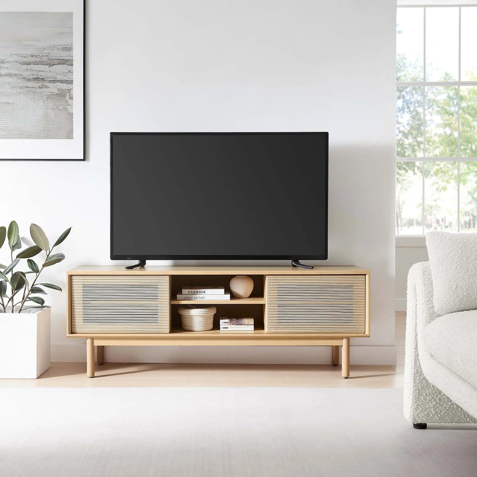 Mueble de 59” para TV con cuerda tejida Areu en una sala.