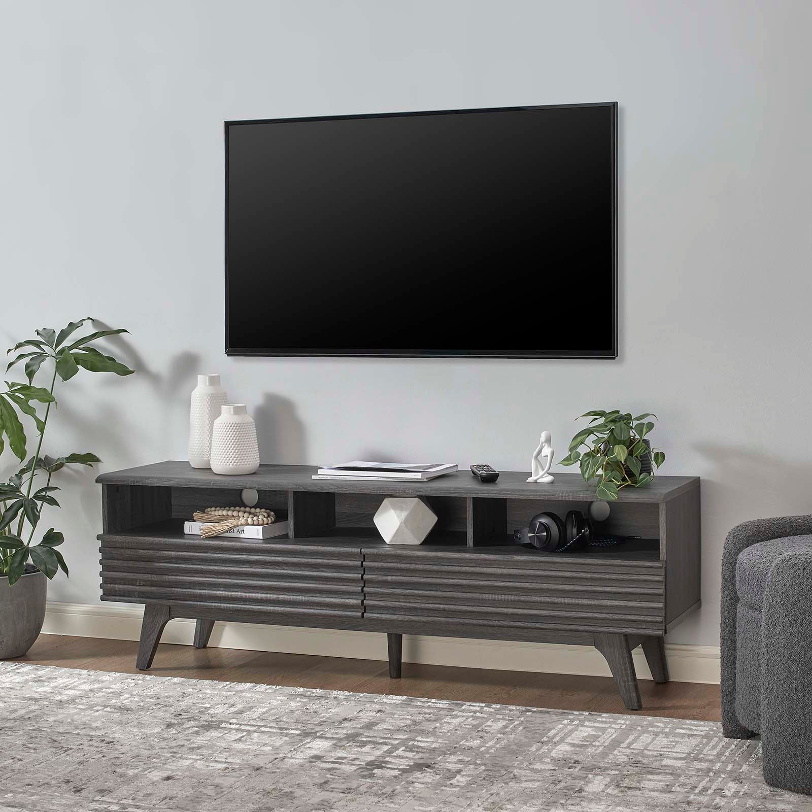 Mueble de 60” para TV Niklas color negro en una sala.