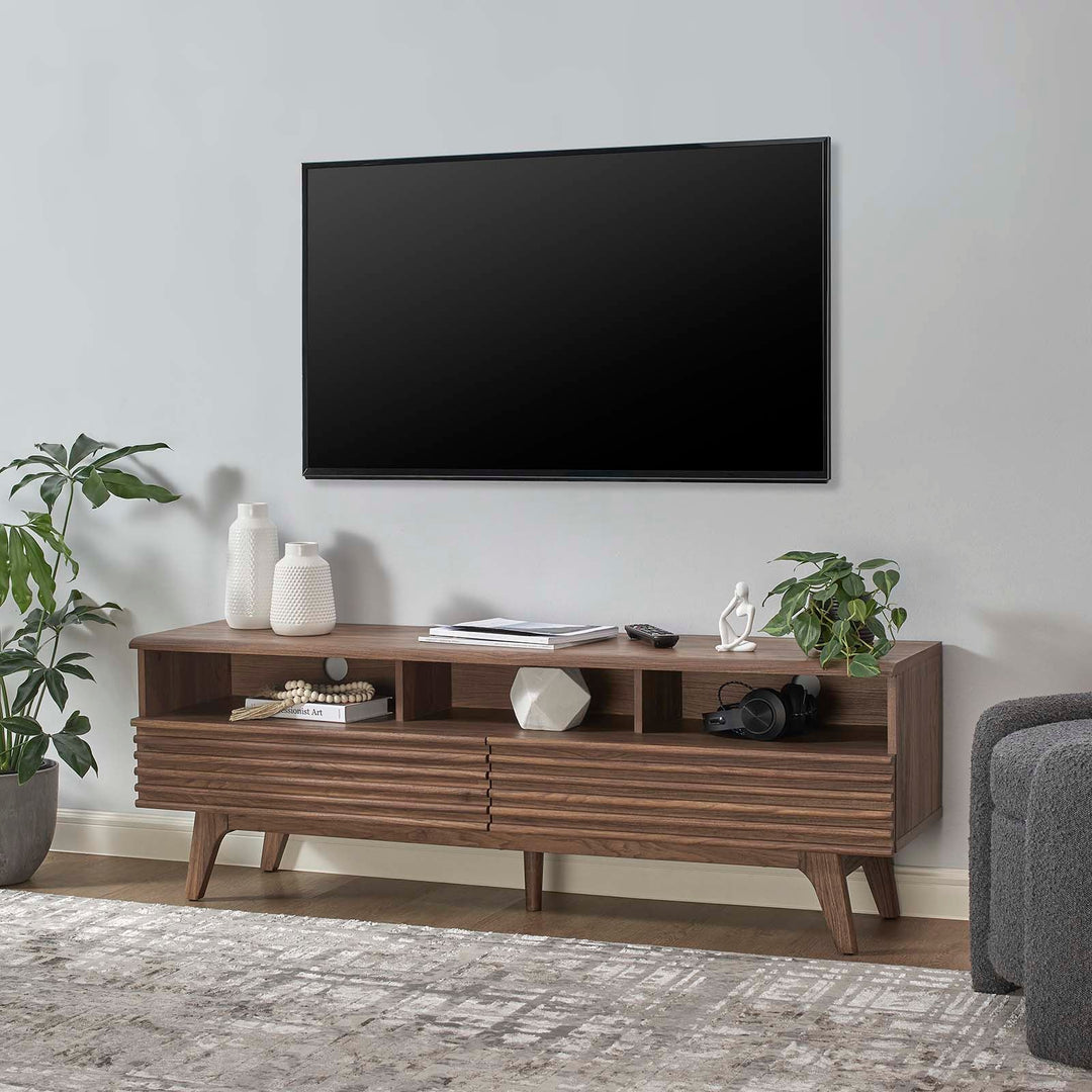 Mueble de 60” para TV Niklas color nogal en una sala.