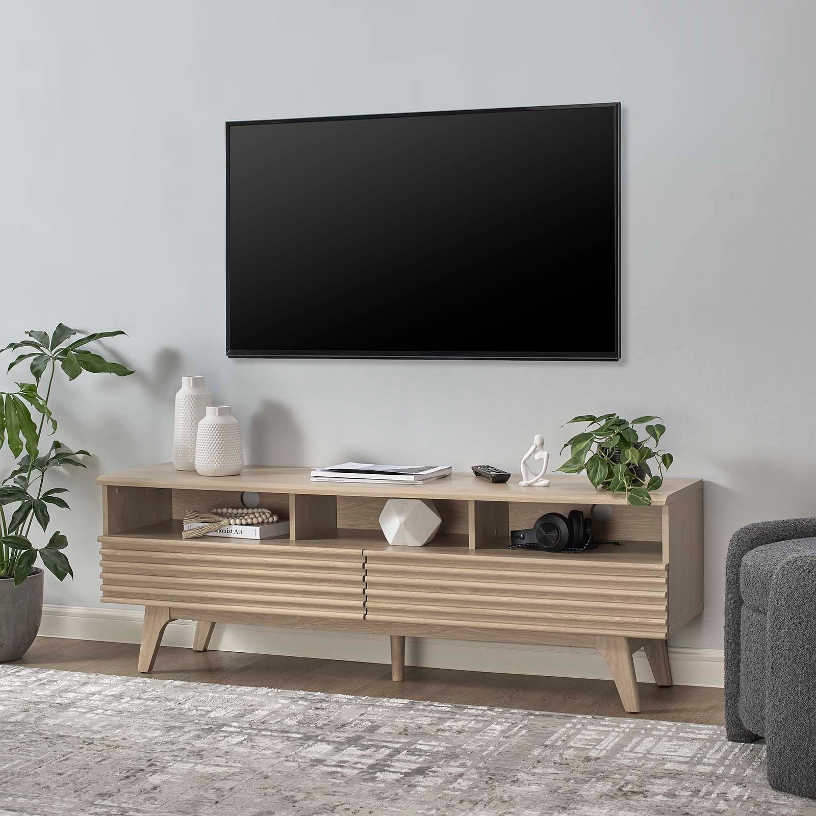 Mueble de 60” para TV Niklas color roble en una sala.