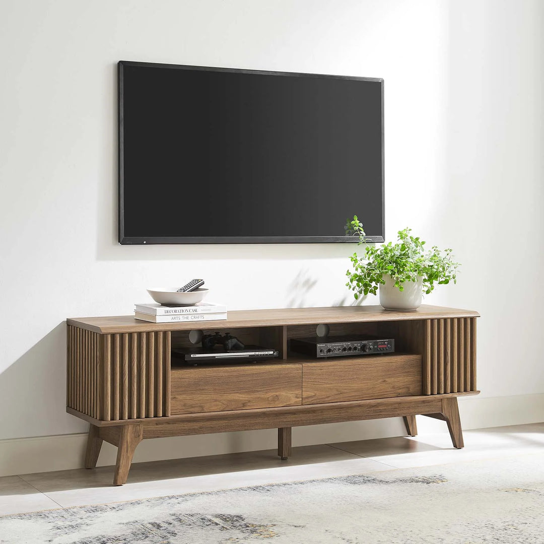 Mueble de 60" para TV con almacenamiento Falcon nogal en una sala.