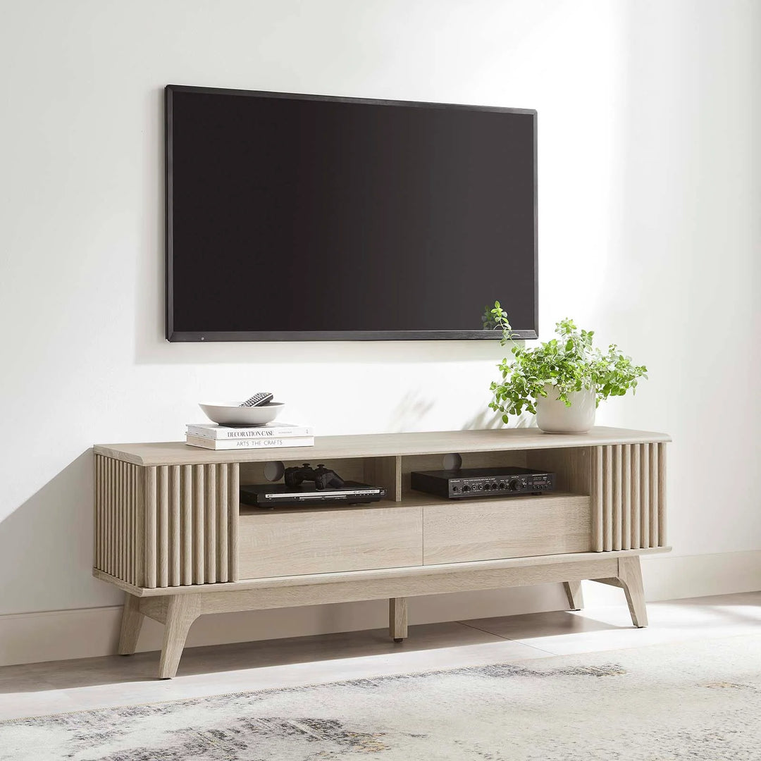 Mueble de 60" para TV con almacenamiento Falcon color roble en una sala.