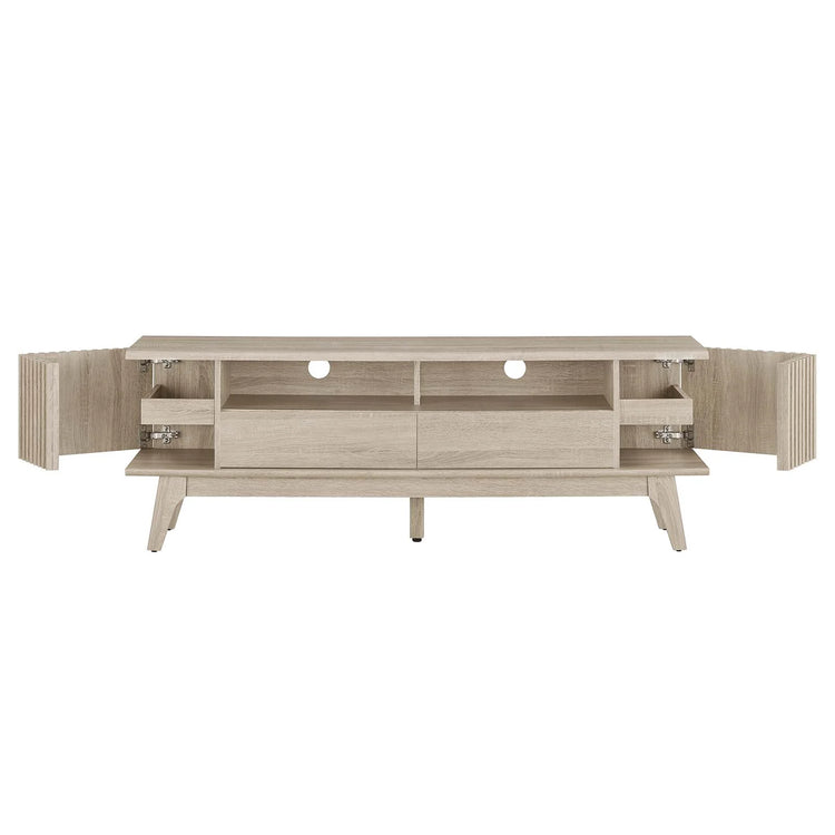 Mueble de 60" para TV con almacenamiento Falcon color roble de frente con puertas de costado abiertas.