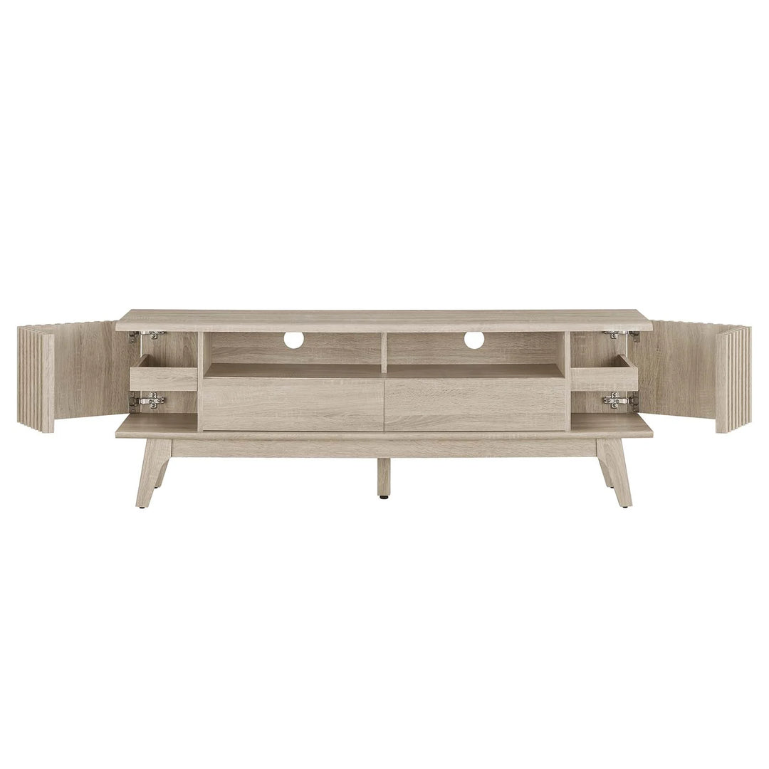 Mueble de 60" para TV con almacenamiento Falcon color roble de frente con puertas de costado abiertas.