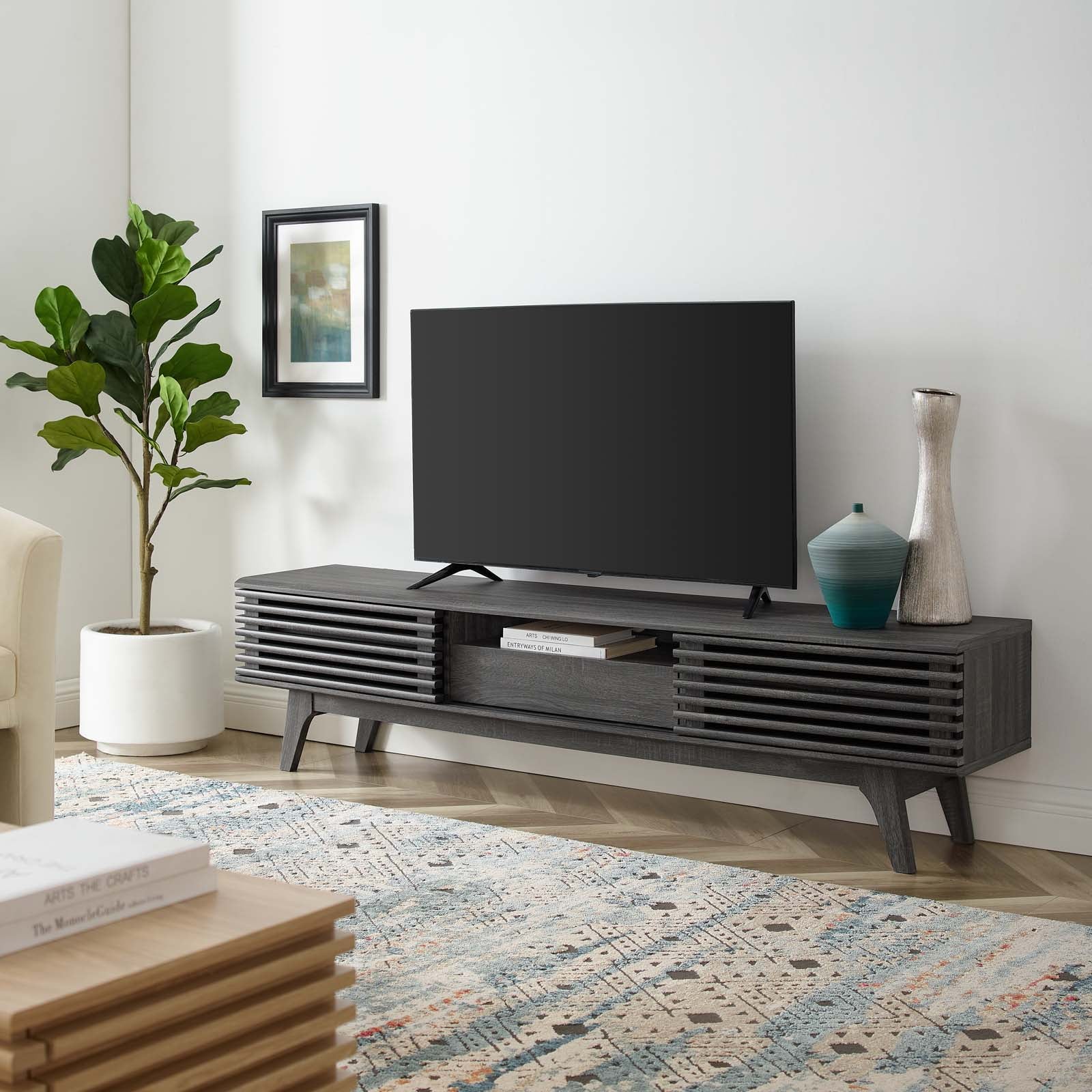 Mueble de 70” para TV Niklas color negro en una sala.