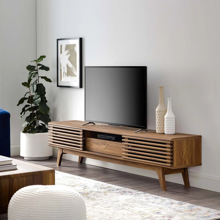 Mueble de 70” para TV Niklas color nogal en una sala.