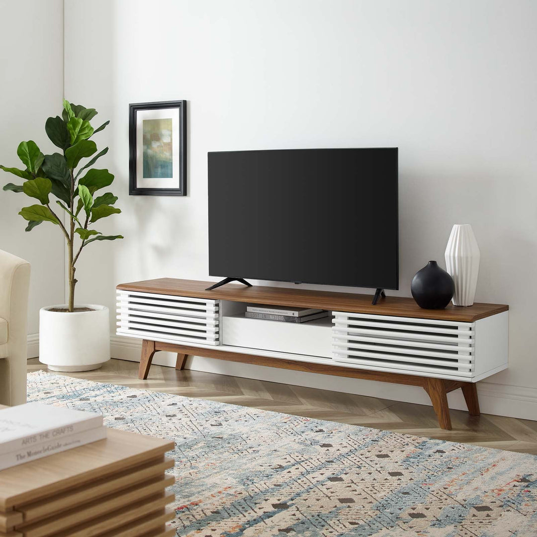 Mueble de 70” para TV Niklas color nogal y blanco en una sala.