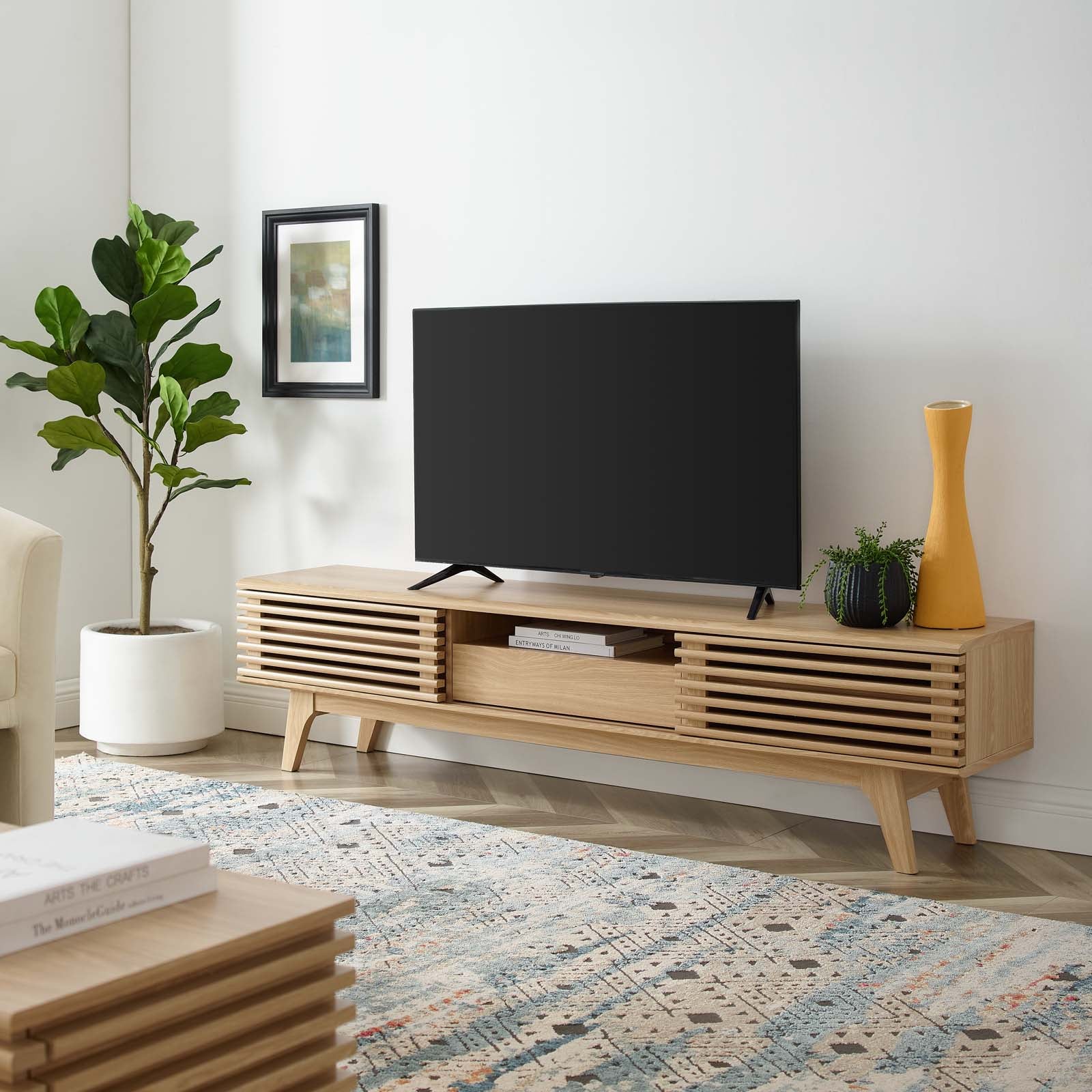 Mueble de 70” para TV Niklas color roble en una sala.