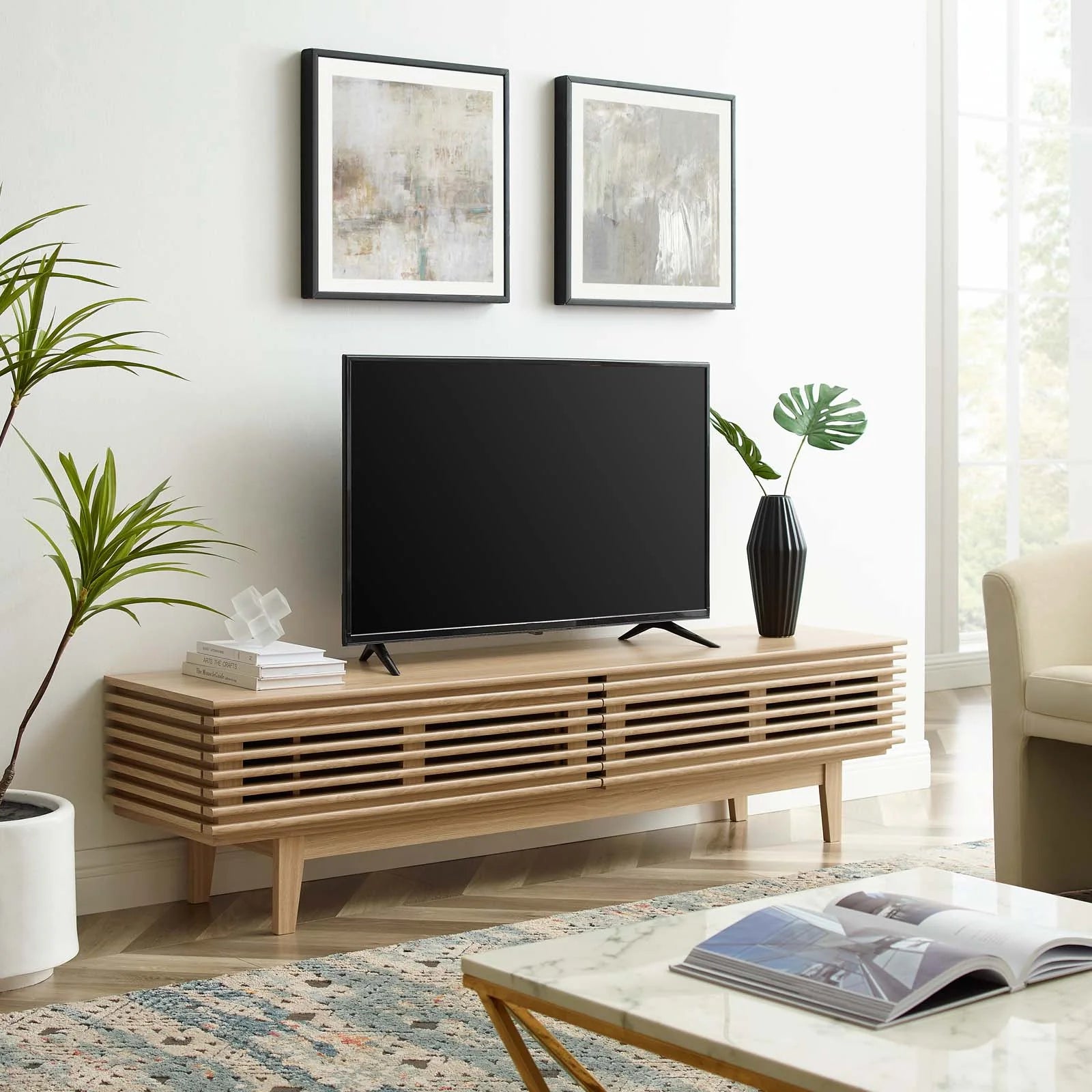 Mueble de 71” para TV Niklas color roble en una sala.