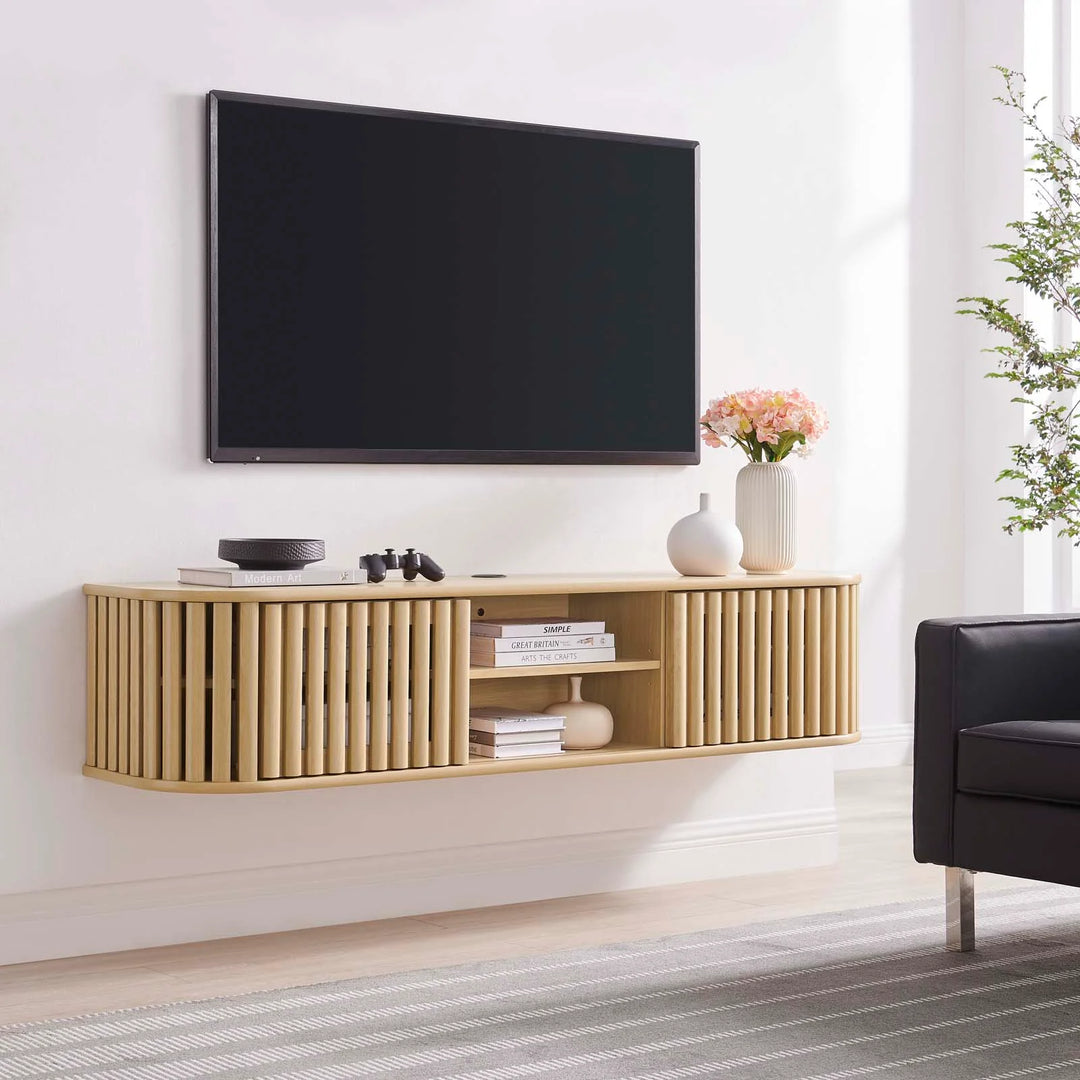 Mueble de pared ovalado estriado color roble para TV Veron en una sala con una televisión.