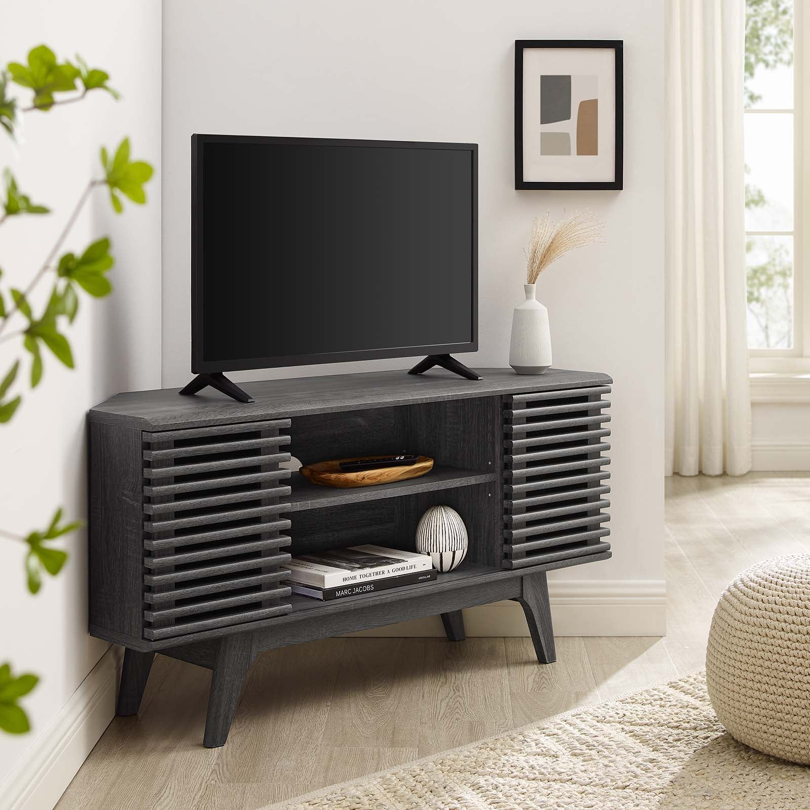 Mueble esquinero de 46” para TV Niklas color negro en una sala.