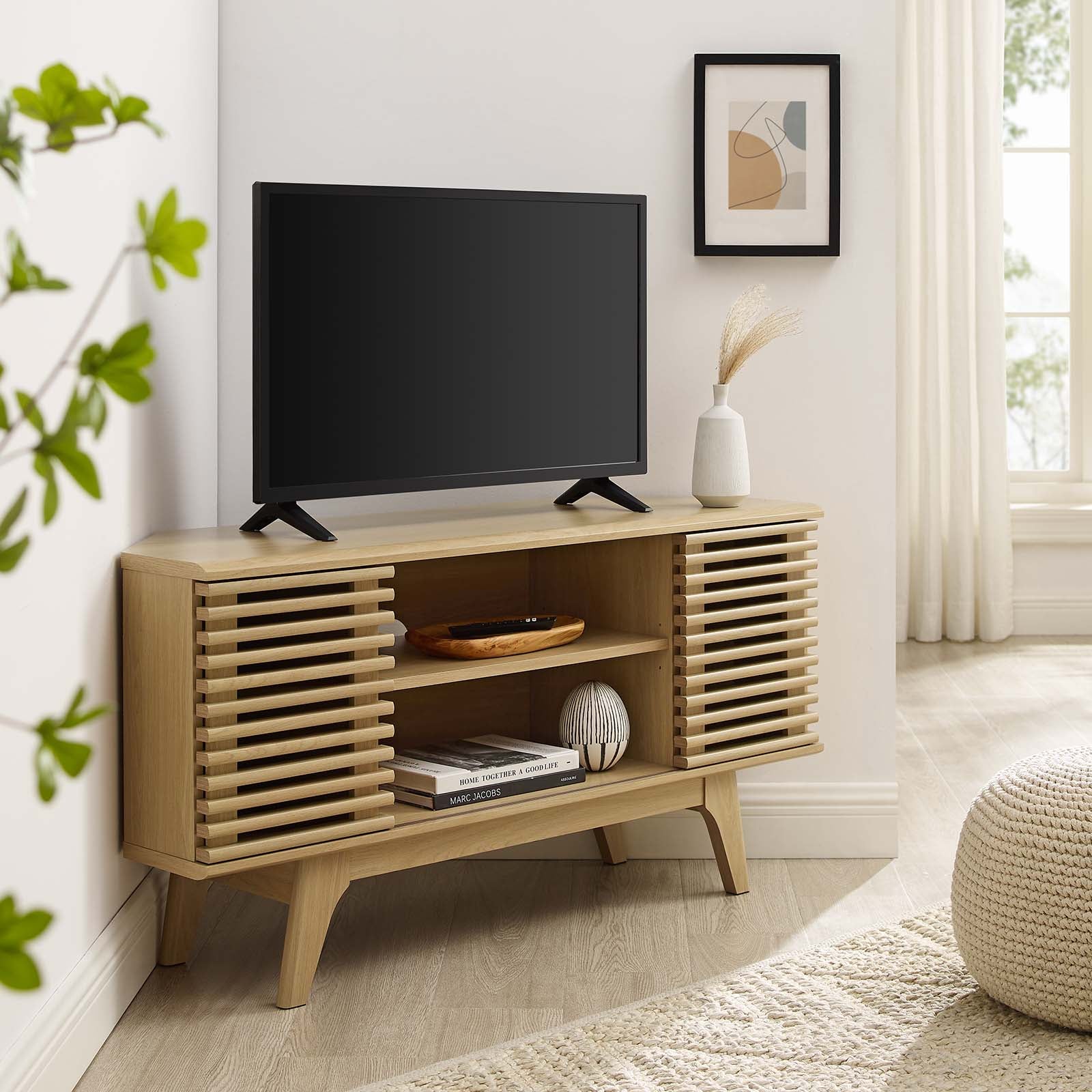 Mueble esquinero de 46” para TV Niklas color roble en una sala.
