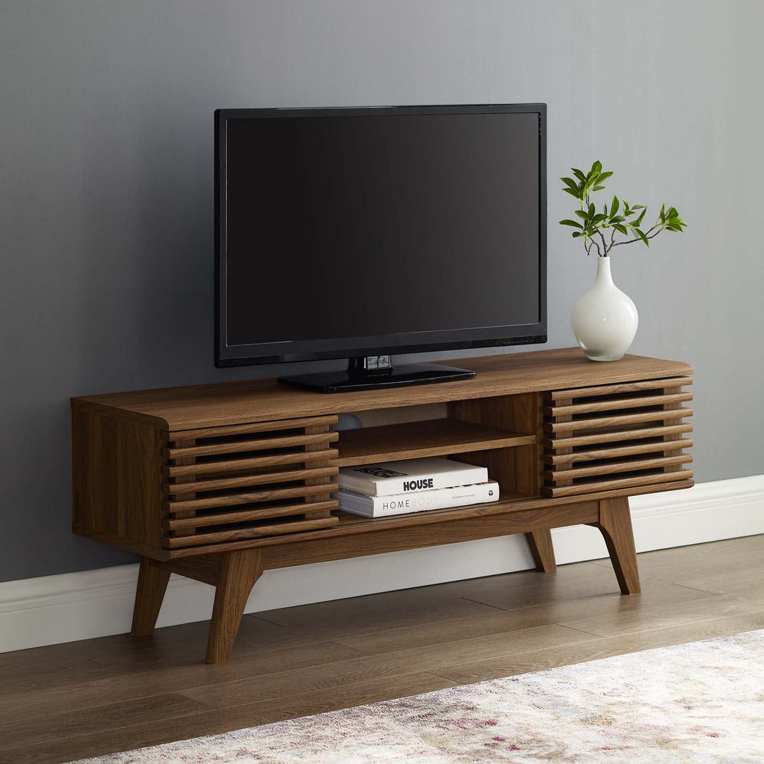 Mueble multimedia de 46” Niklas color nogal en una sala.