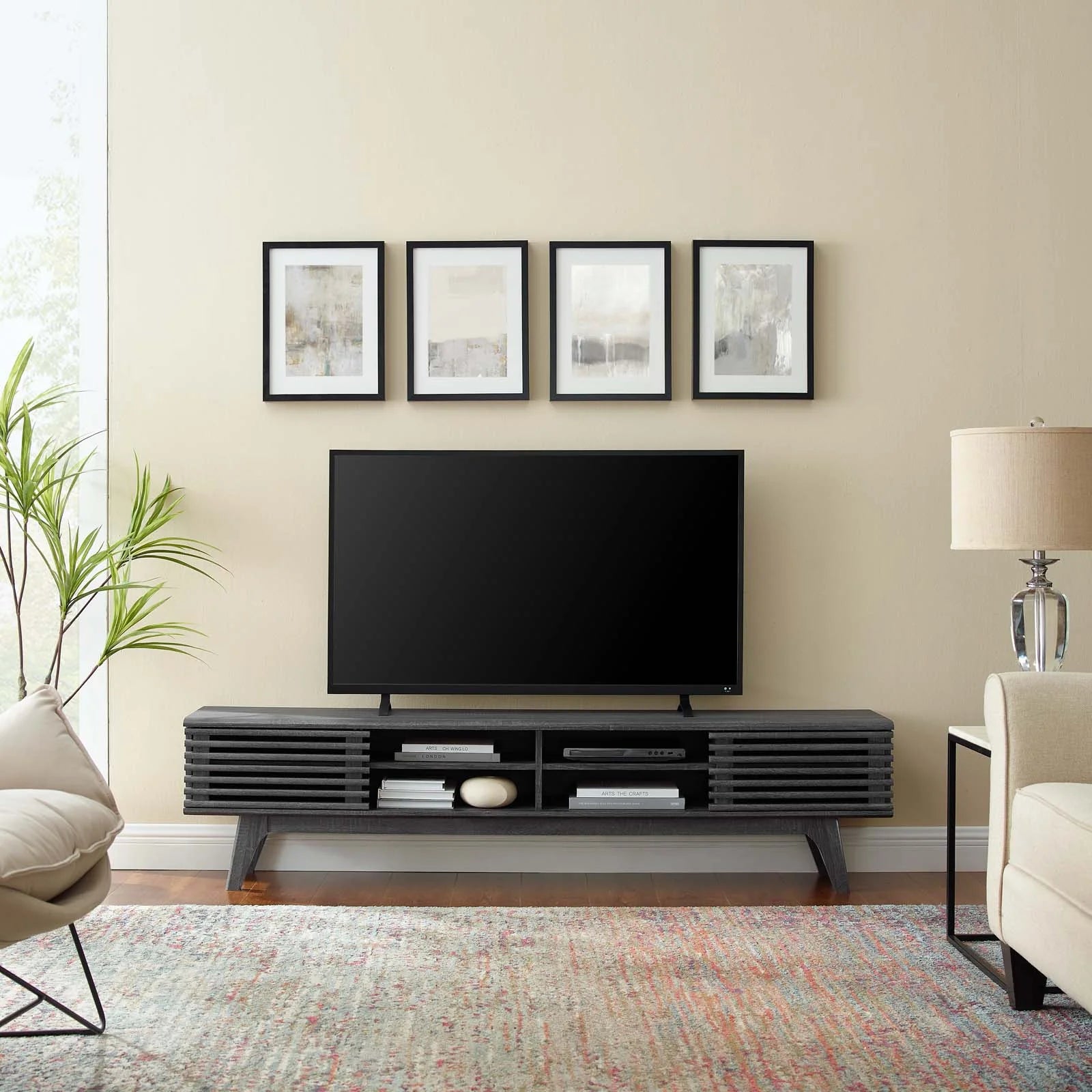 Mueble multimedia de 70” para TV Niklas color negro en una sala.