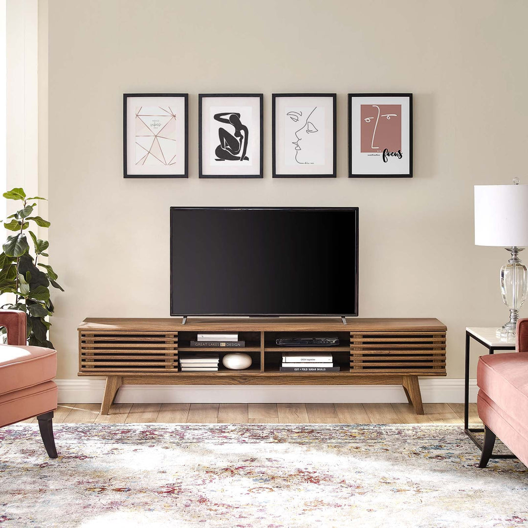 Mueble multimedia de 70” para TV Niklas color nogal en una sala.