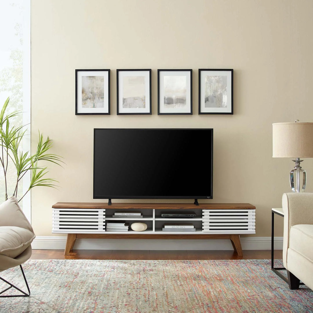 Mueble multimedia de 70” para TV Niklas color nogal y blanco en una sala.