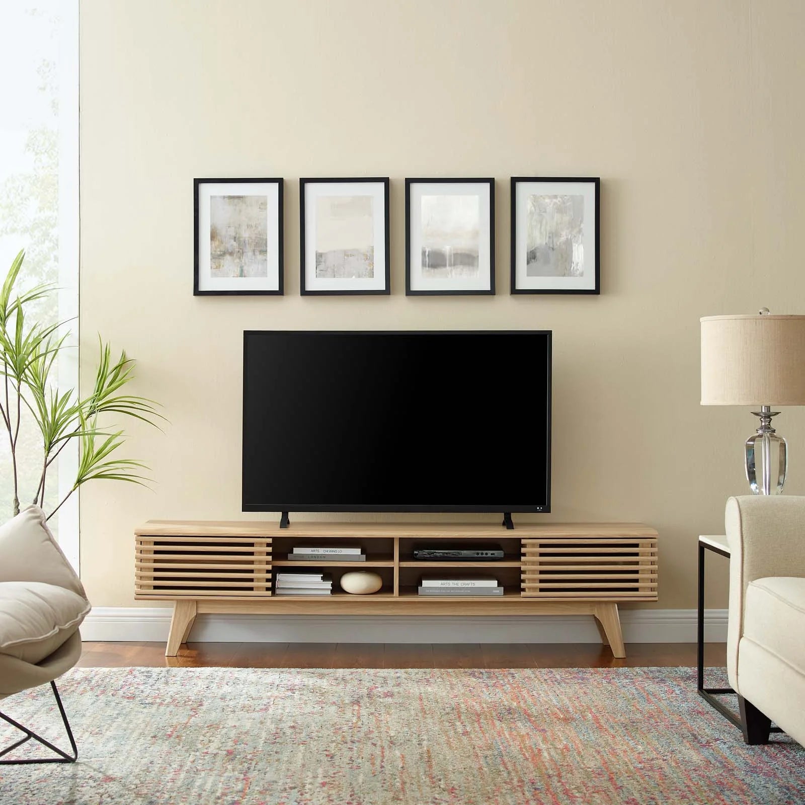 Mueble multimedia de 70” para TV Niklas color roble en una sala.