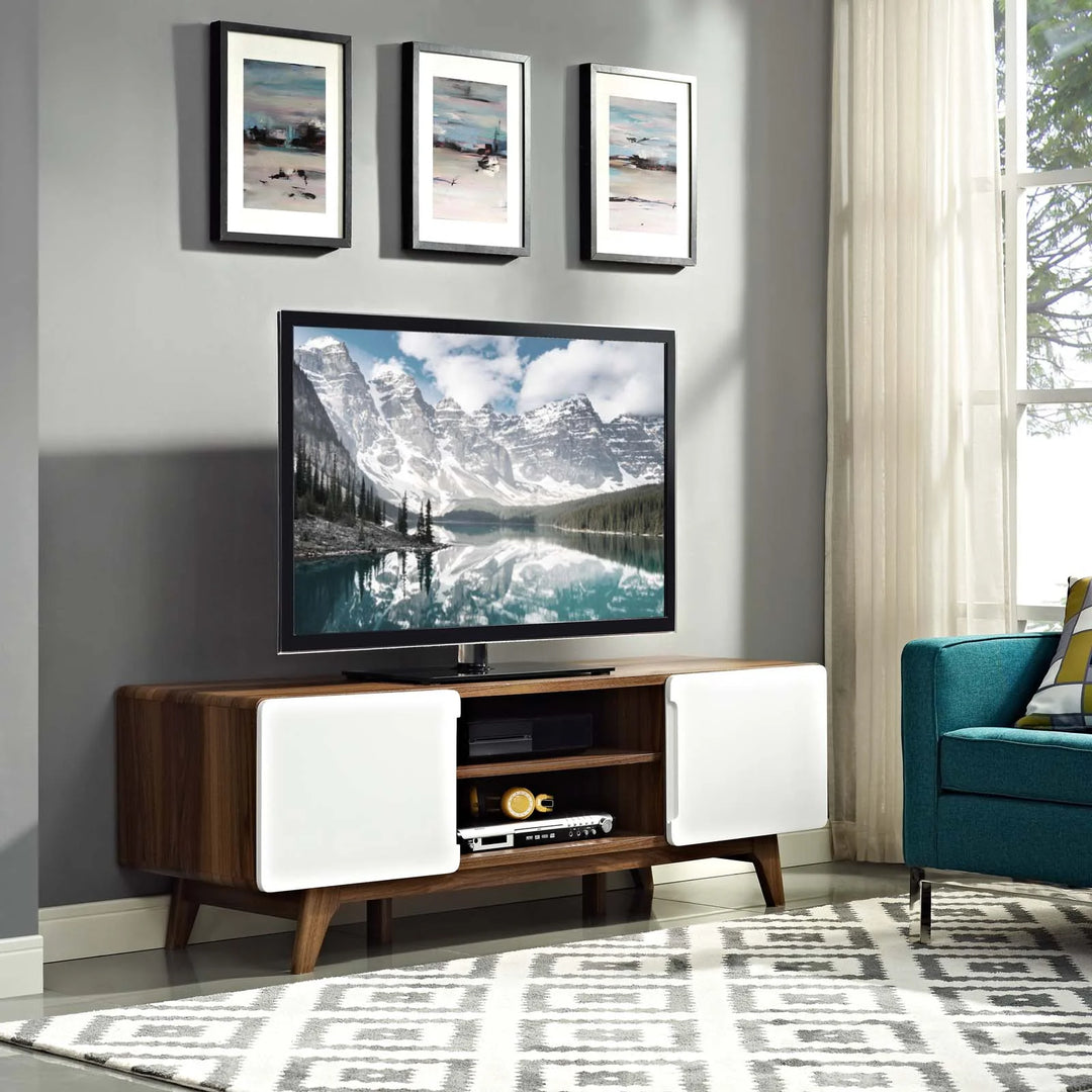 Mueble para TV 59” Hades color café con puertas blancas en una sala.