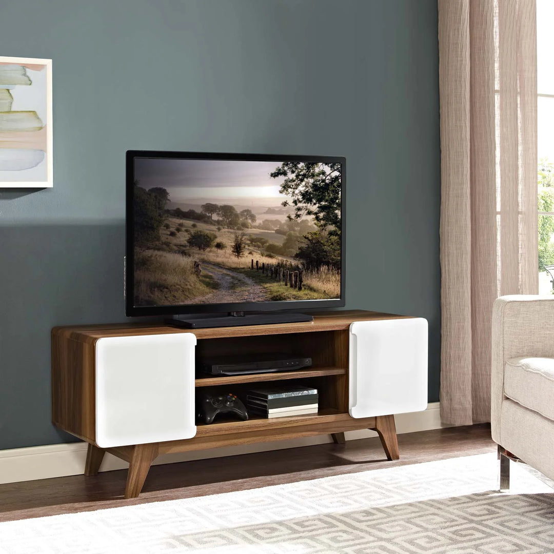 Mueble para TV 47” Hades color café con puertas blancas en una sala.