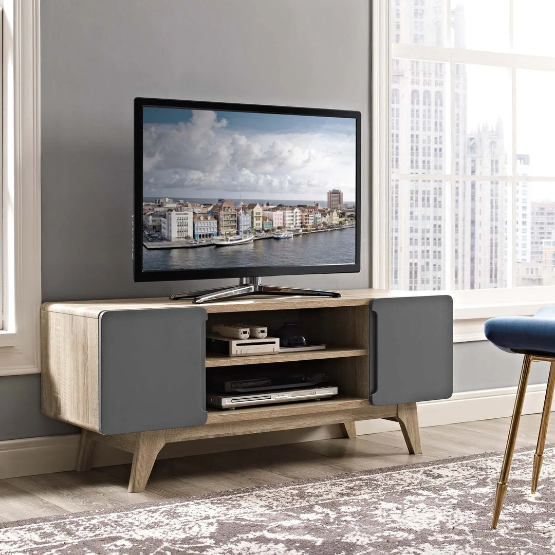 Mueble para TV 47” Hades color café nogal con puertas grises en una sala.