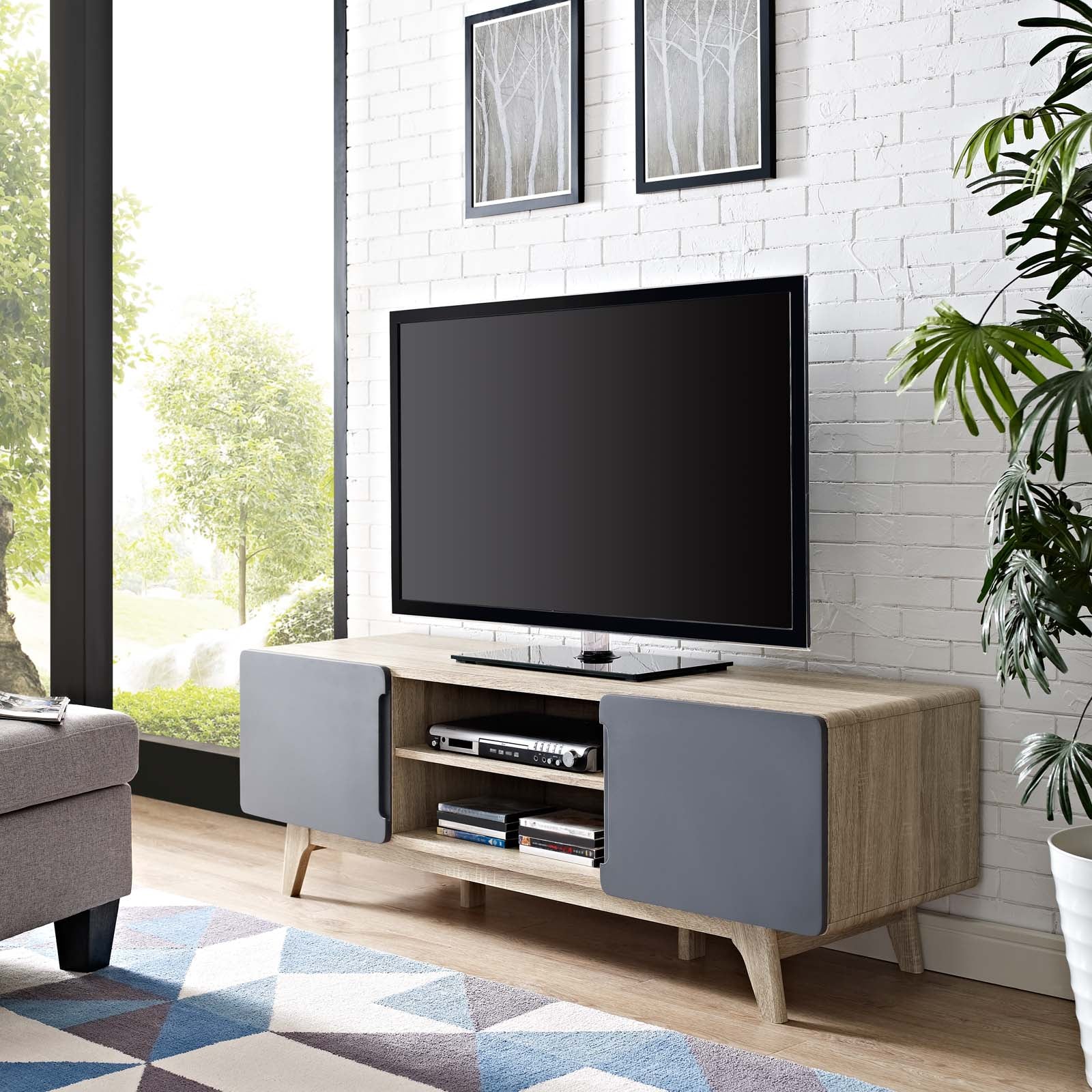 Mueble para TV 59” Hades color nogal con puertas grises en una sala.