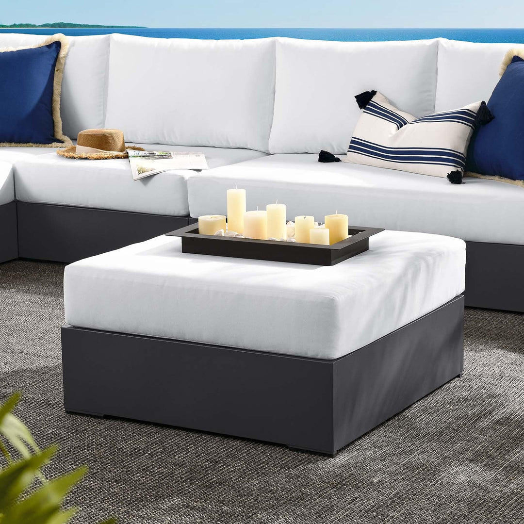 Ottoman blanco para exterior de aluminio Neuba en un patio exterior.