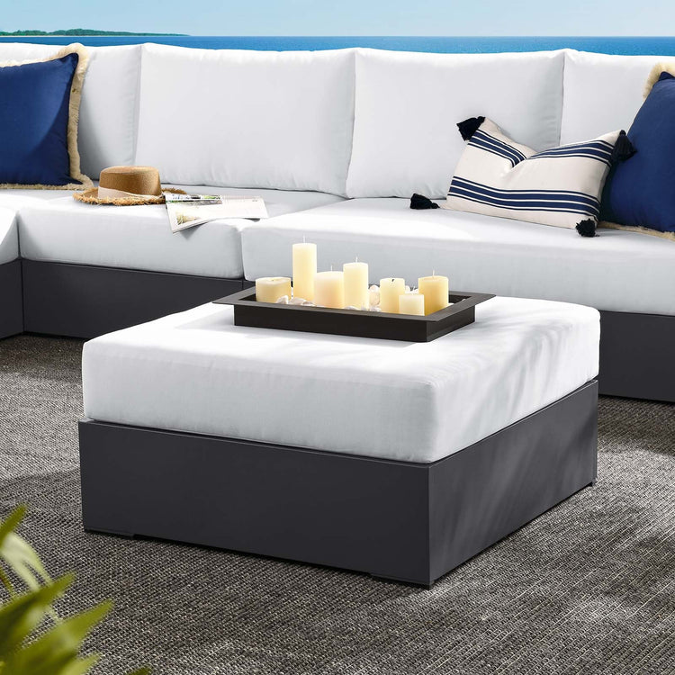 Ottoman blanco para exterior de aluminio Neuba en un patio exterior.