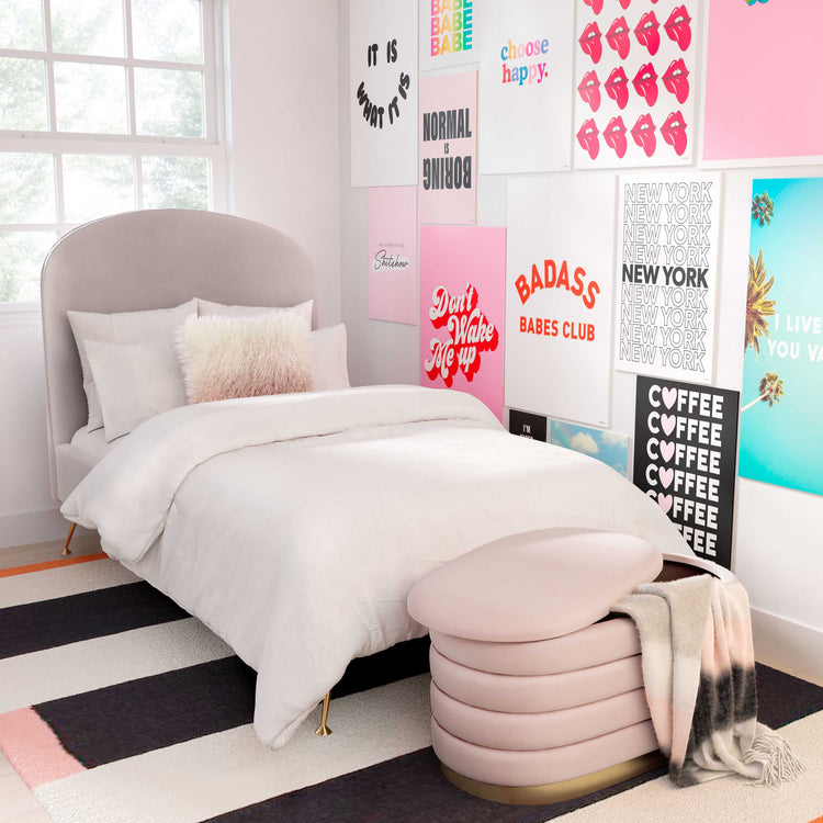 Ottoman con almacenaje de terciopelo rosa Petrus en una habitación.