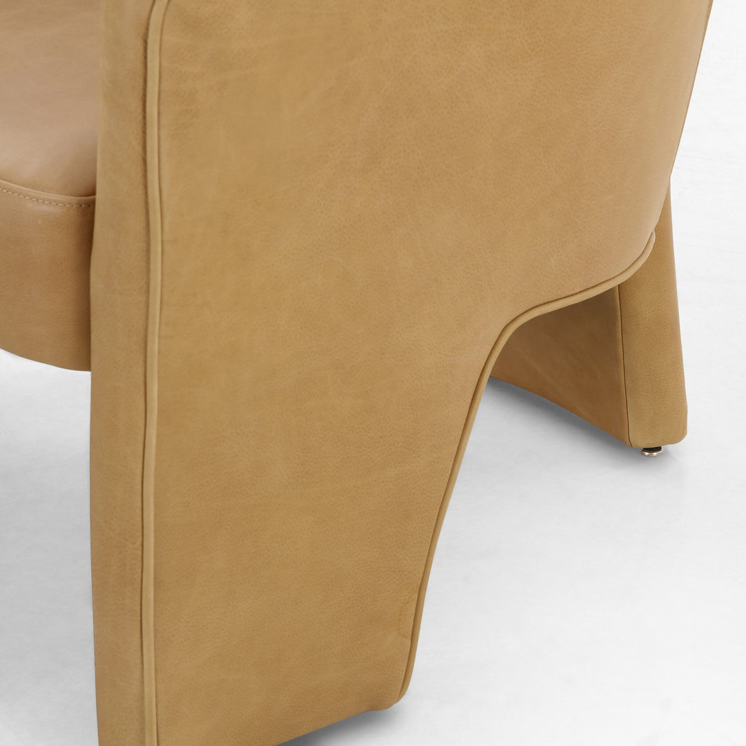 Silla con diseño de tres patas Armant