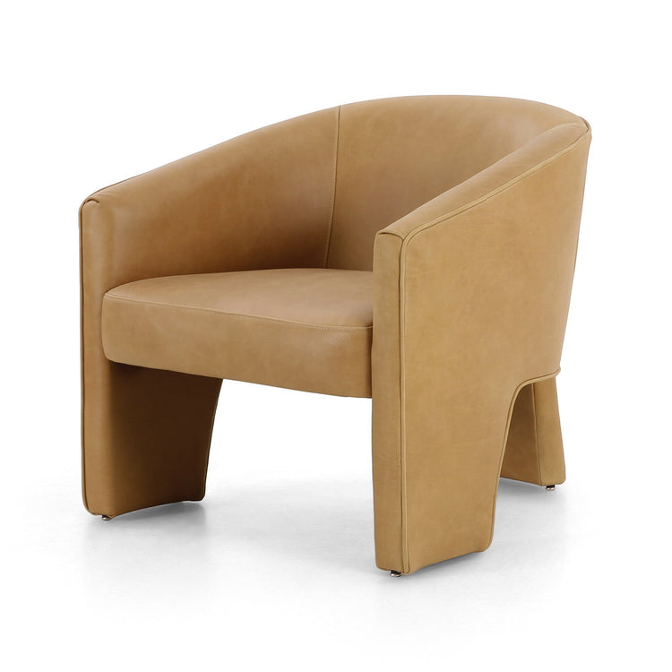 Silla con diseño de tres patas Armant de piel color caramelo.