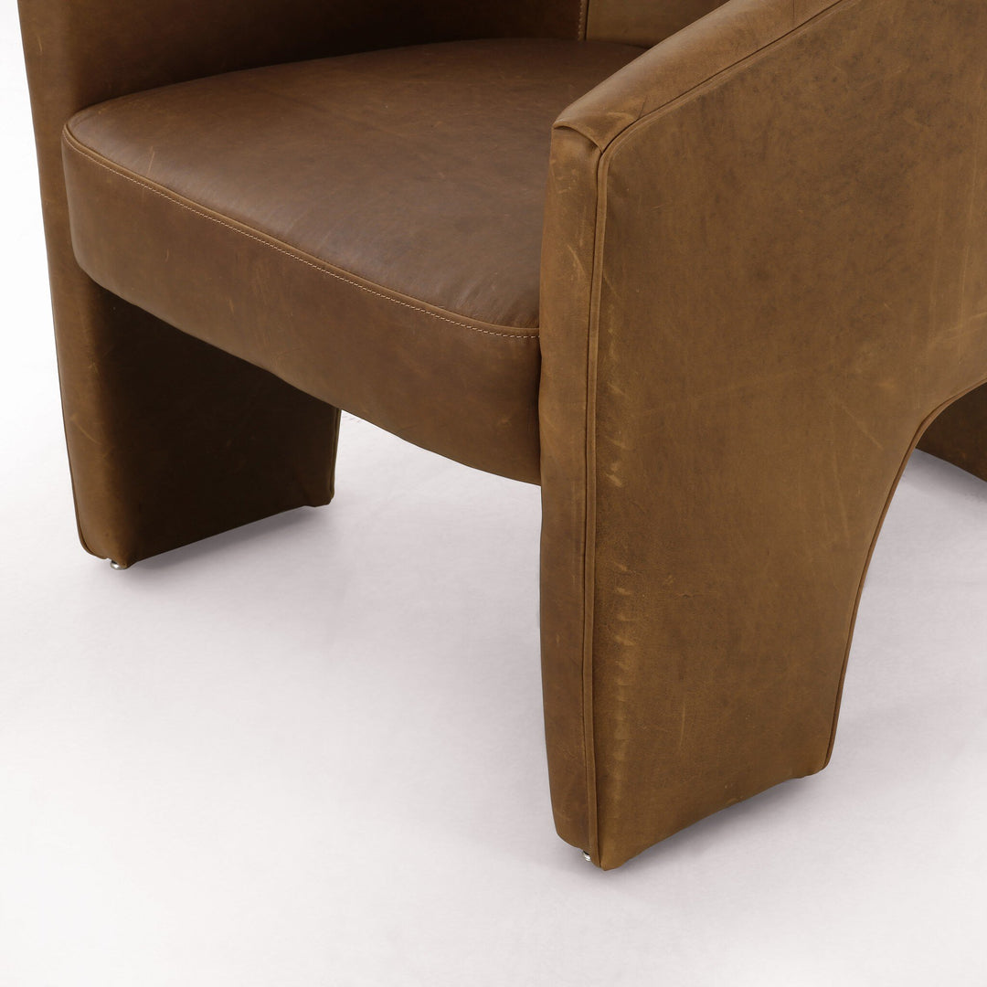 Silla con diseño de tres patas Armant