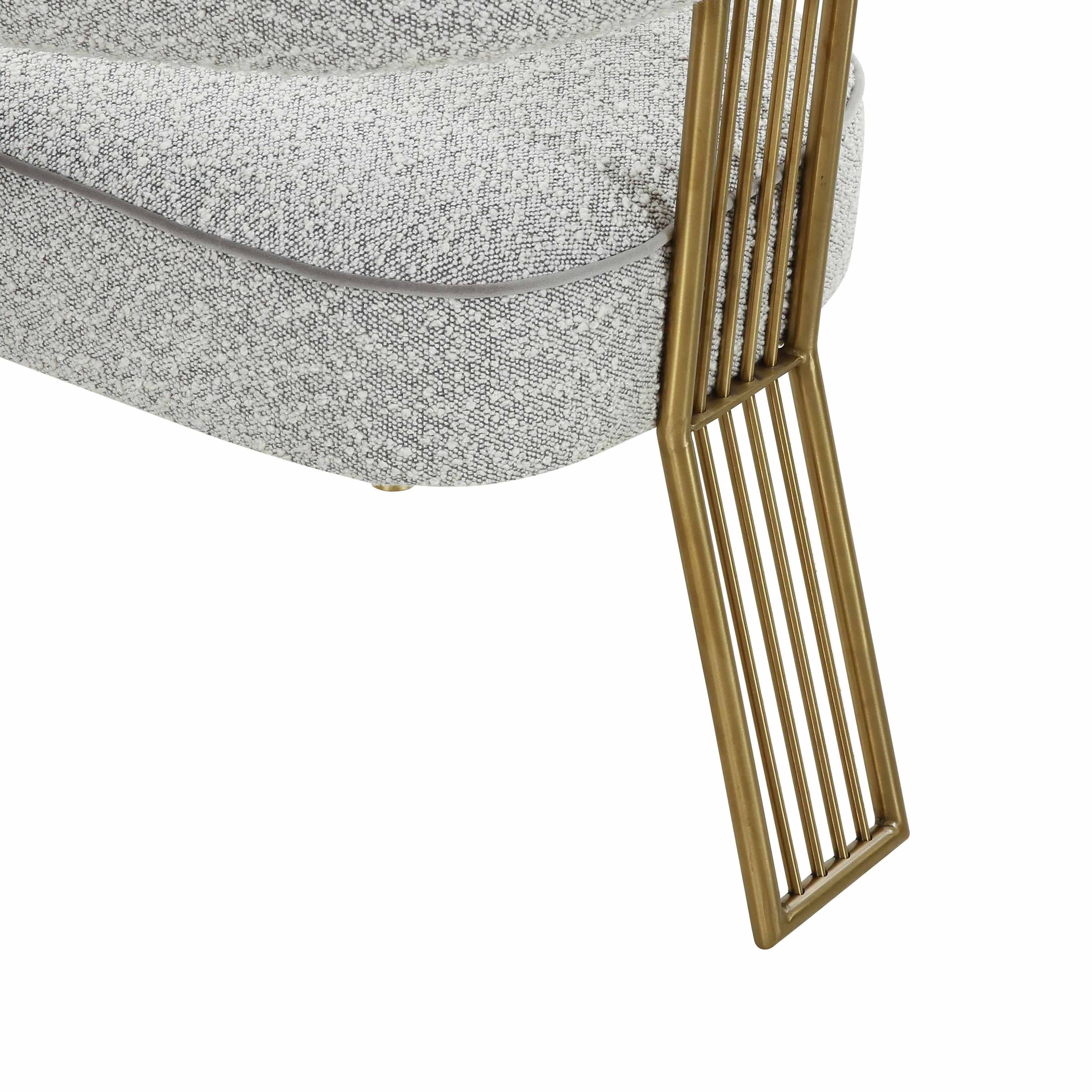 Silla de Boucle gris para comedor Cullen con base de acero inoxidable color dorado.