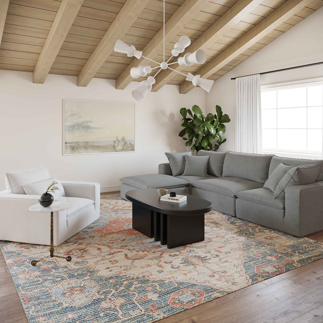 Silla de acento Lucía color blanco en una sala.