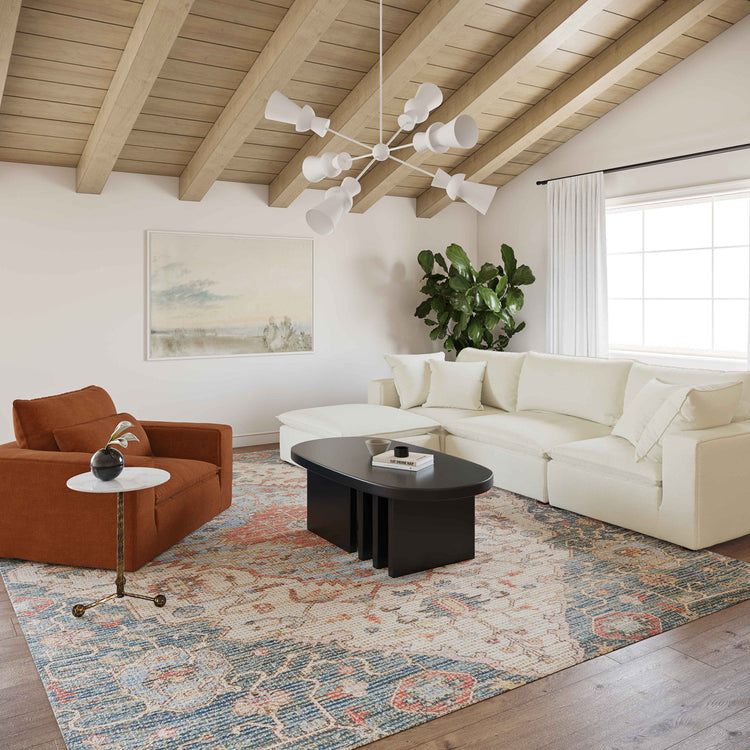 Silla de acento Lucía color cobre en una sala.