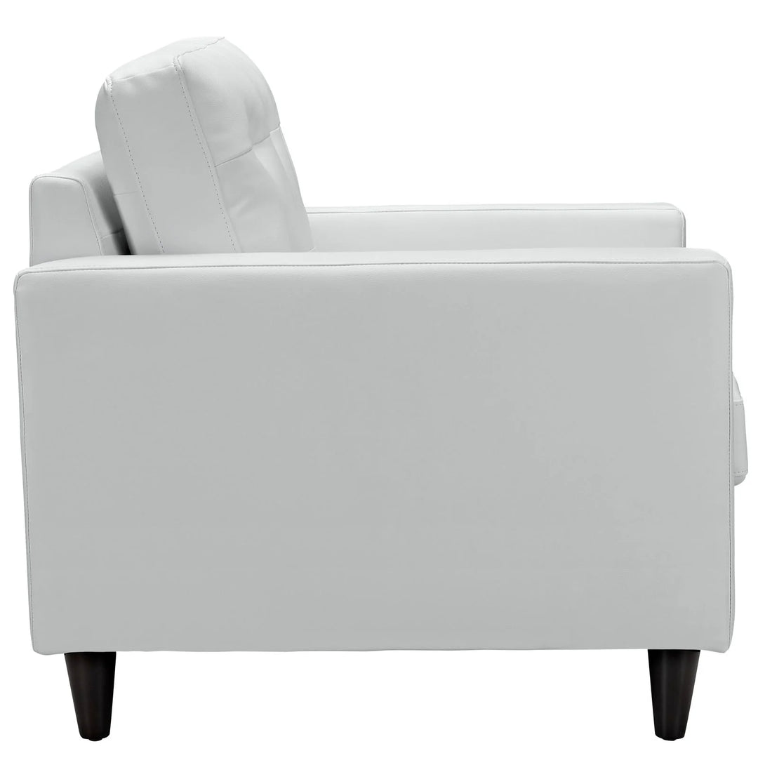 Silla de acento de piel blanca Fatma de lado.