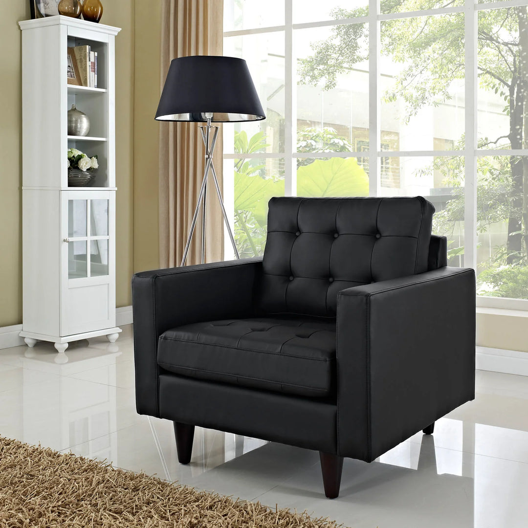 Silla de acento de piel negro Fatma en una sala.