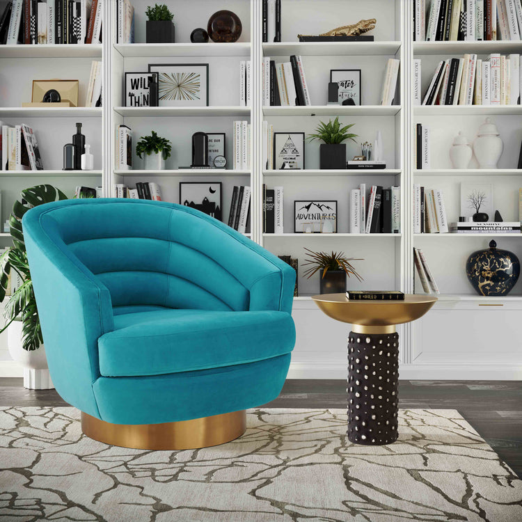 Silla de acento de terciopelo azul y base dorado cepillado Ara en una sala.