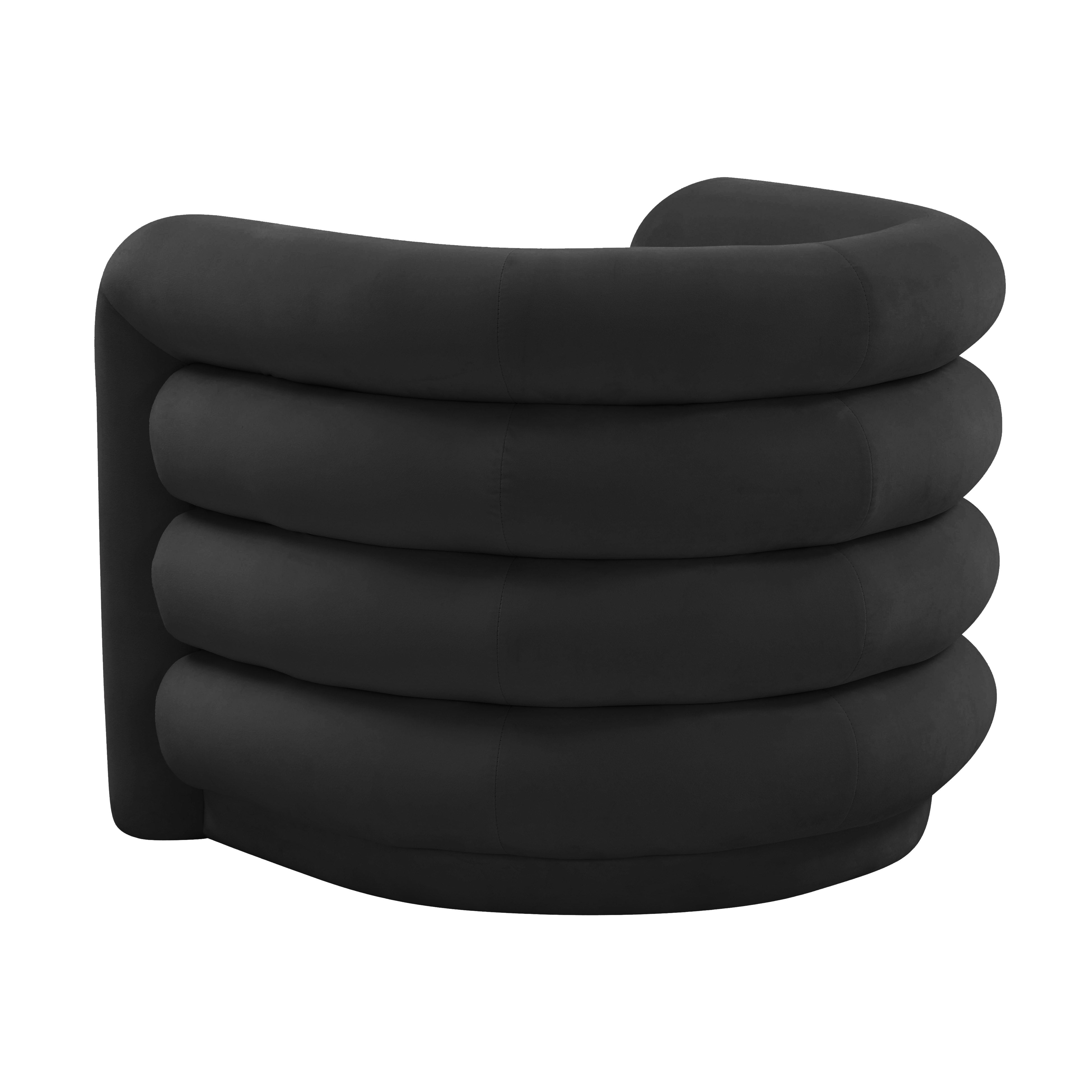 Silla de acento de terciopelo negro con curvas Naira de espaldas.