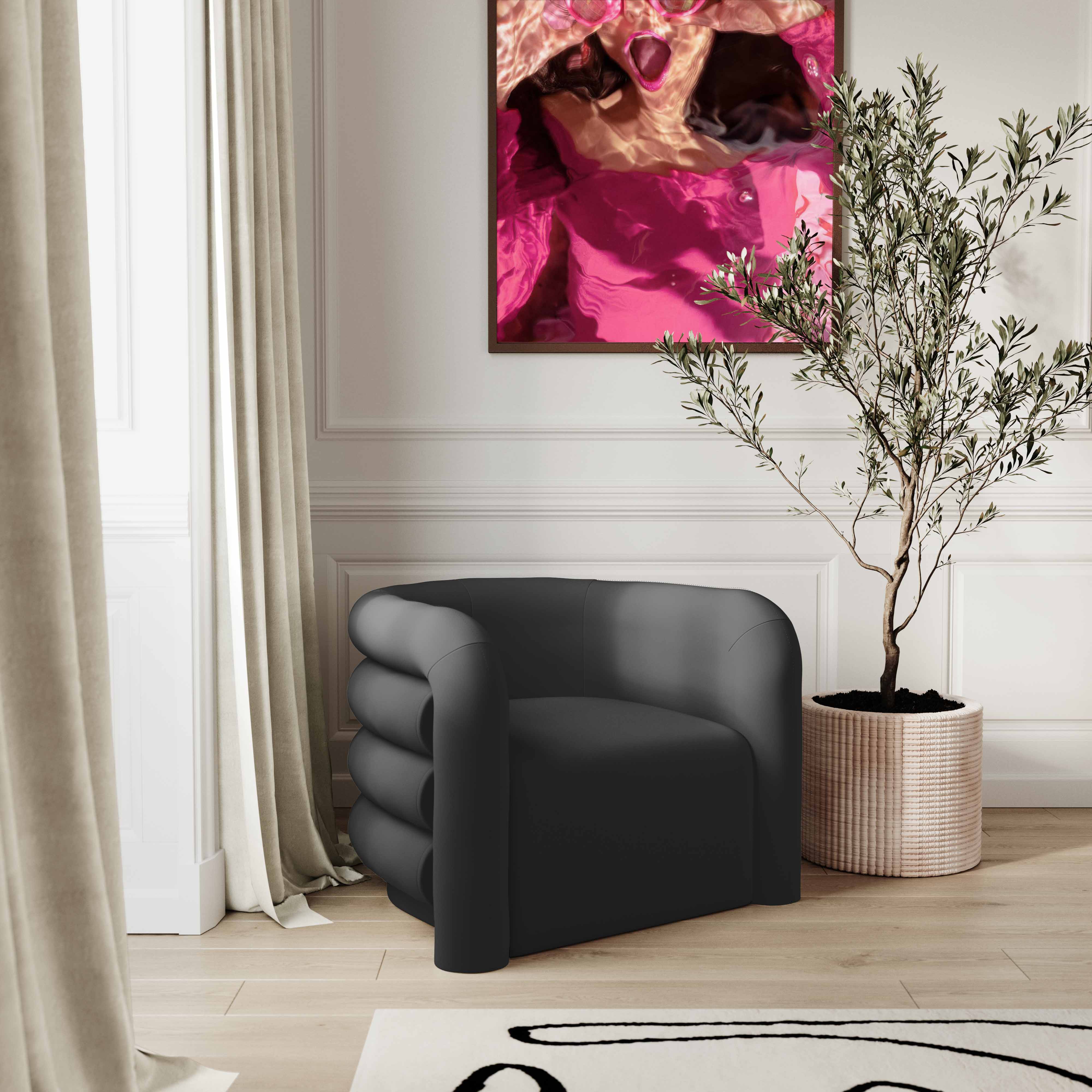 Silla de acento de terciopelo negro con curvas Naira en una sala moderna.