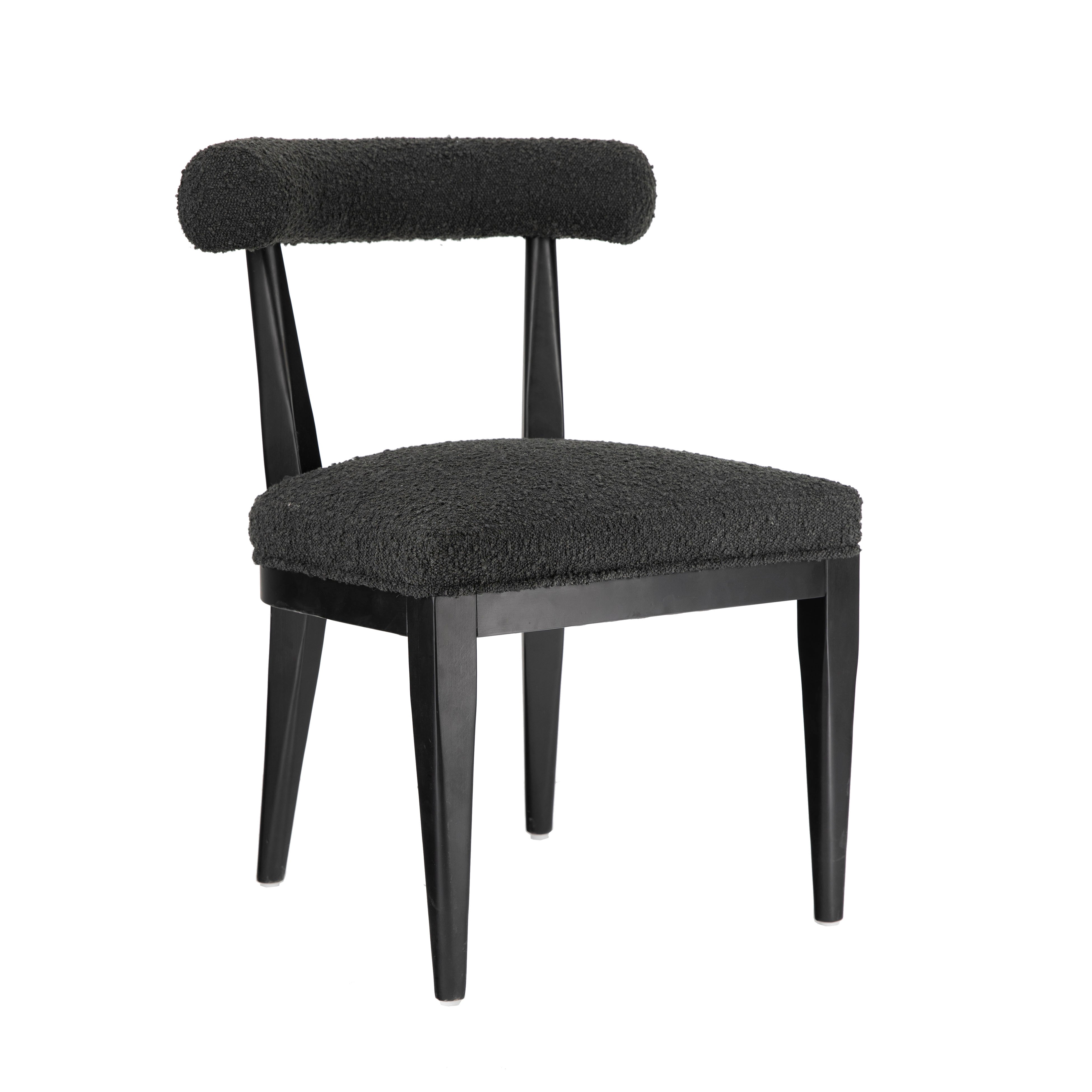 Silla de comedor de Madera y Boucle negro Livi.